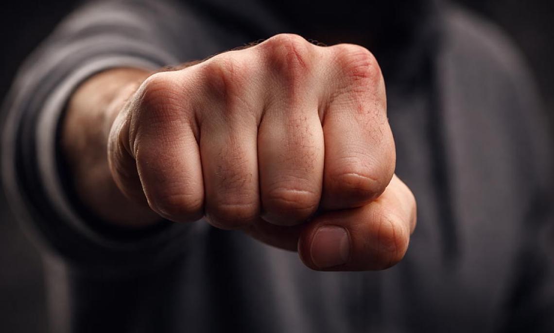 Genitore entra in campo e colpisce con un pugno il dirigente avversario