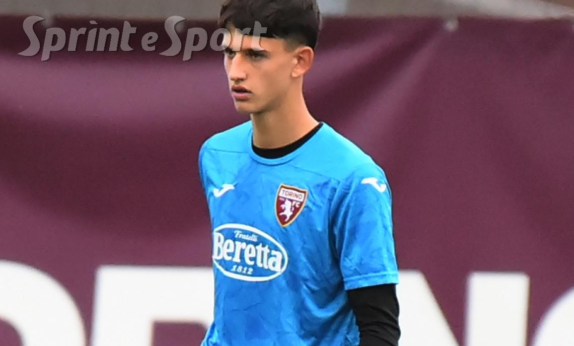 Under 16 &bull; Torino-Cesena.  Brutto passo falso per il Toro: i granata dominano a lungo ma i bianconeri sanno soffrire e poi far male. In foto Agosto