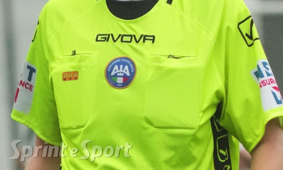 Ingiurie e bandierina scagliata addosso all'arbitro: maxi squalifica di 9 mesi per il dirigente