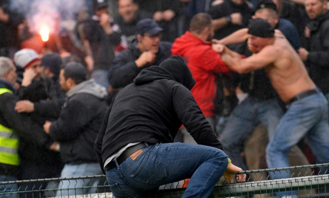 Tafferugli sugli spalti, un dirigente cerca di scavalcare la recinzione del campo e si taglia la mano: partita interrotta