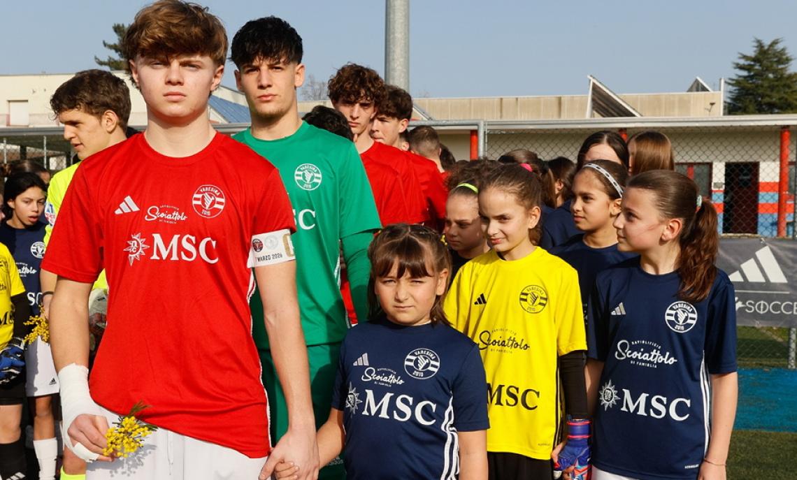 Mimose, fasce e striscioni: la festa delle donne entra nel campionatino Under 12