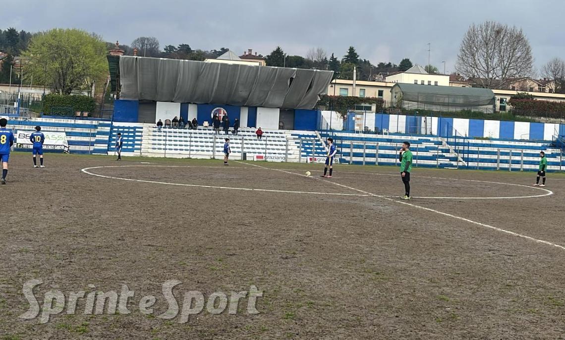 Campo praticabile ma l'arbitro dice che non si gioca, le due squadre scendono lo stesso in campo
