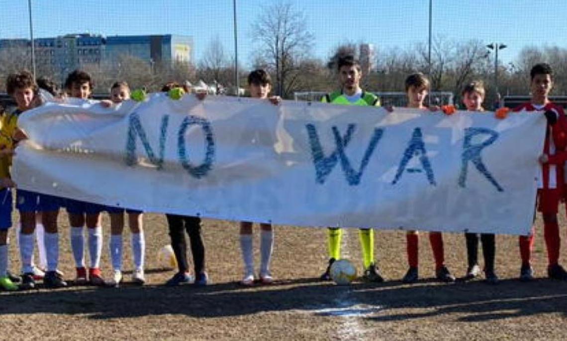San Fruttuoso si tinge di giallo e blu e dice di no alla guerra