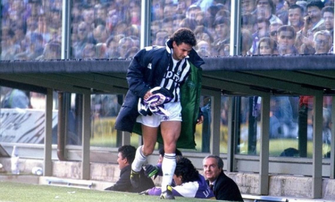 roberto_baggio_raccoglie_la_sciarpa_viola_-_fiorentina_1-0_juventus_1990-1991