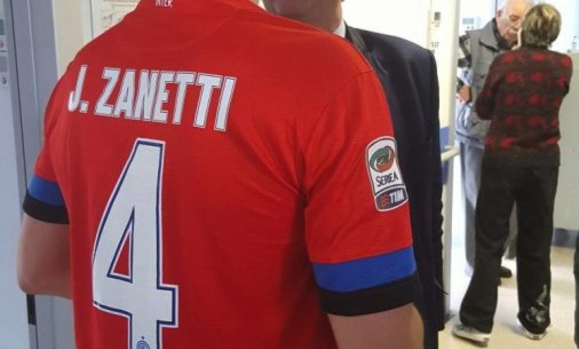 Gianluca Cigna, il giovane aggredito domenica, e Christian Mossino, presidente regionale Lnd Piemonte