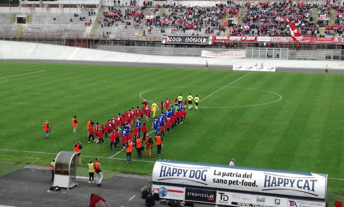 L'ingresso in campo di Varese-Como