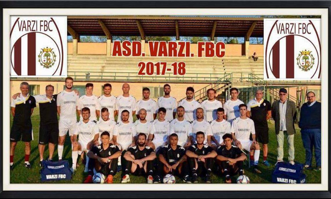 Il Varzi in posa per la tradizionale foto di inizio stagione (foto: Asd Varzi)