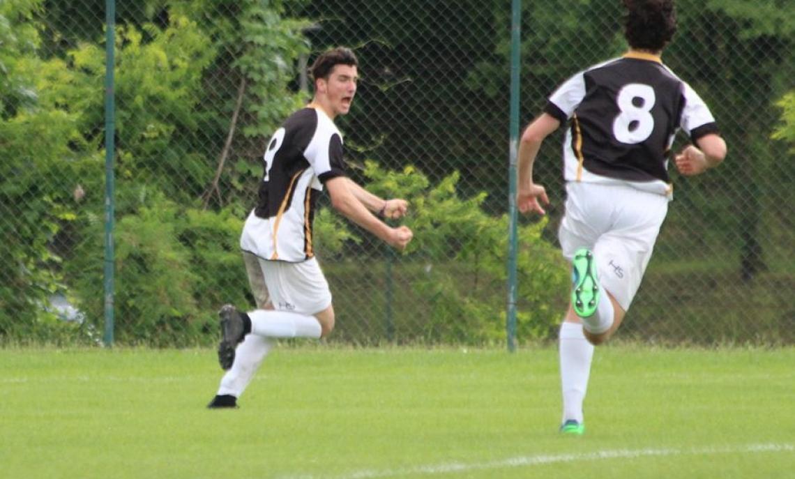 Andrea Villa esulta dopo il gol della vittoria