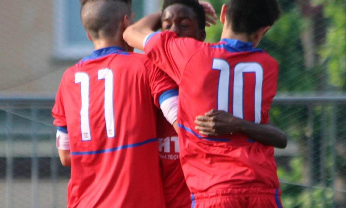 Zoppi e Suardi abbracciano Souane dopo il gol dell'1-0