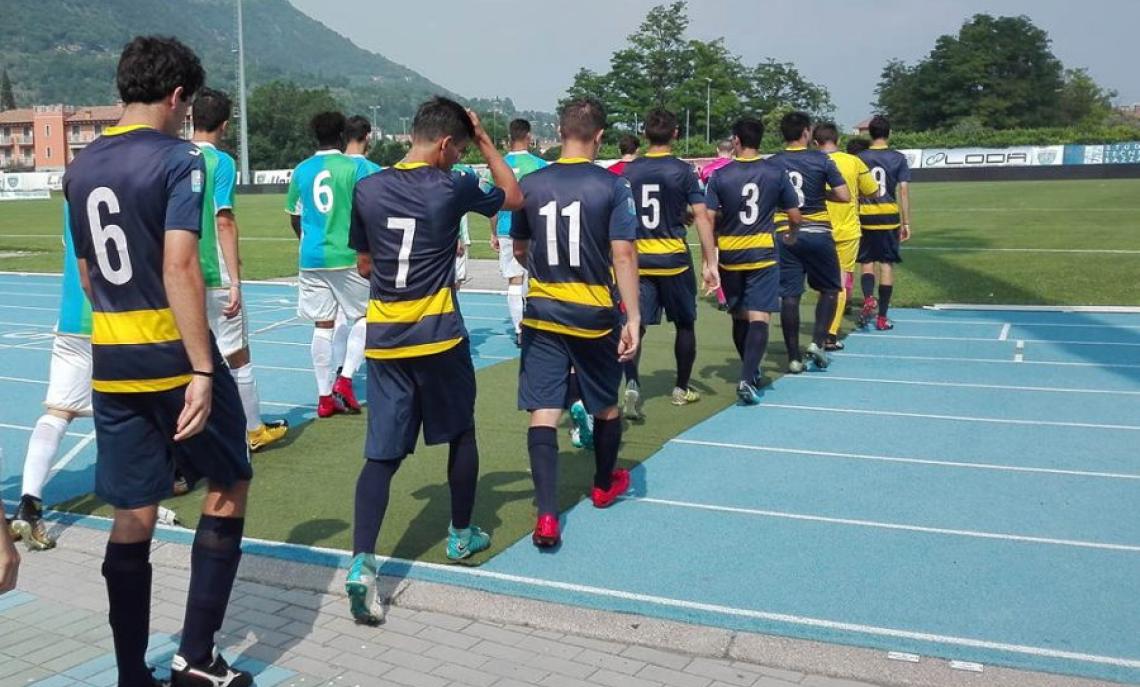 FeralpiSalò-Santarcangelo, l'ingresso in campo delle squadre