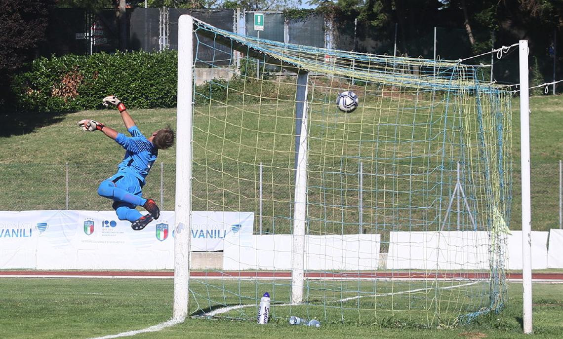 La punizione-gol di Esposito