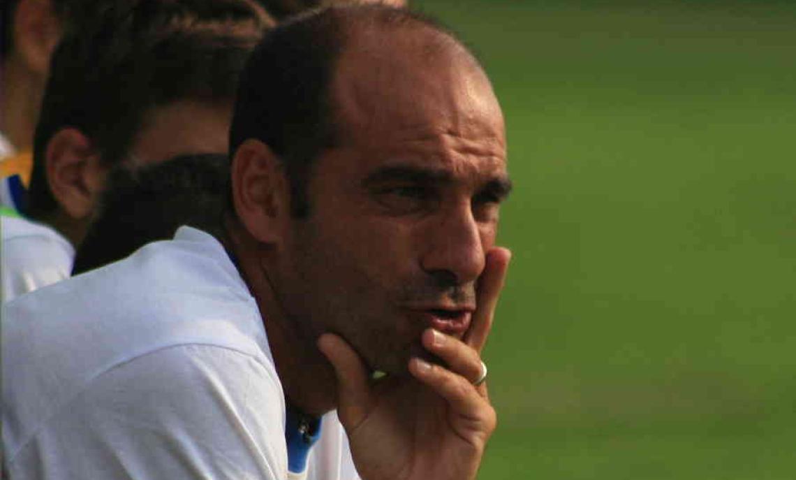 Simone Carminati, tecnico della FeralpiSalò, pensa alla mossa giusta per superare il Novara nel doppio confronto degli ottavi di finale.