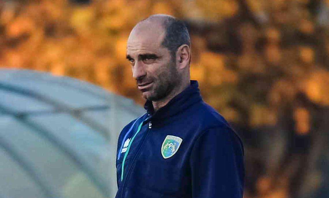 Simone Carminati, tecnico della FeralpiSalò: gli si può quasi vedere in volto la consapevolezza che con Tirelli sarebbe tutto più facile