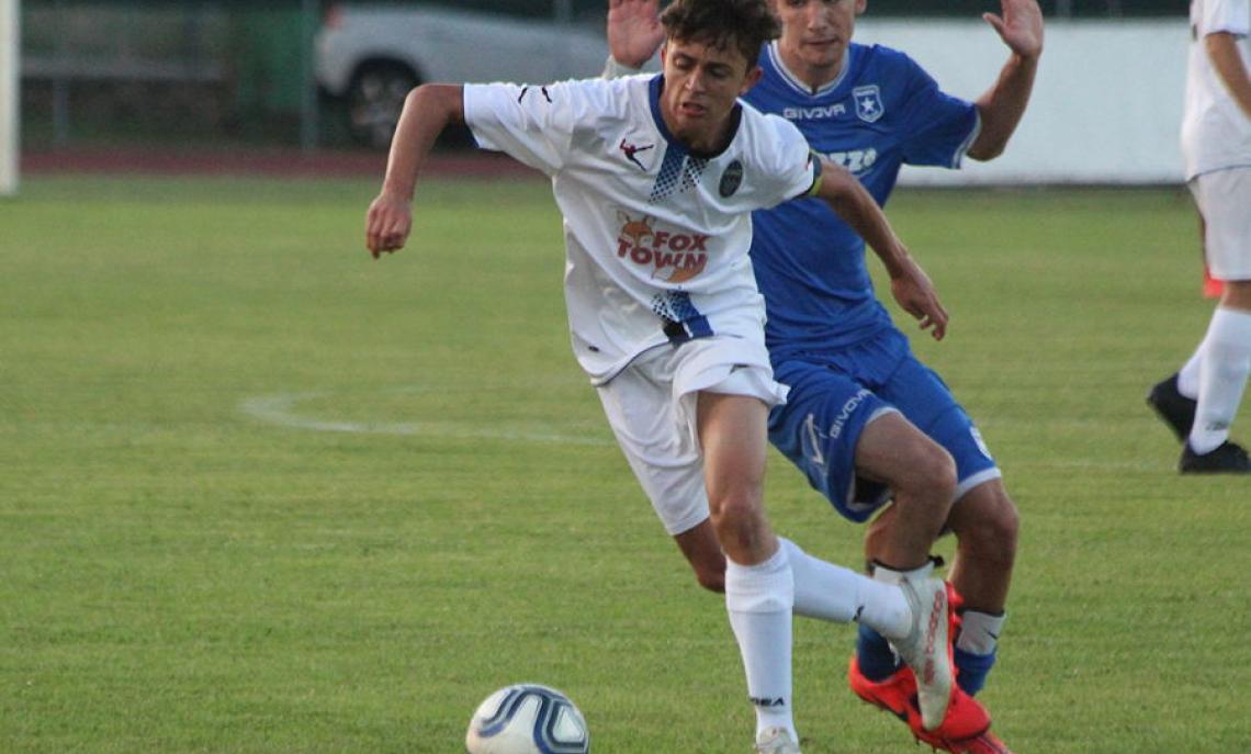 Renate-Paganese: capitan Cisternino in azione in una delle tante prestazioni super da lui offerte; stavolta però è valsa la finale Scudetto contro il Pordenone