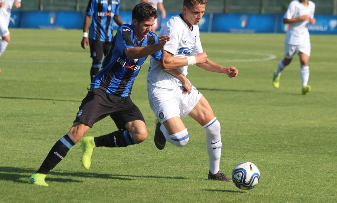 Una diapositiva della battaglia di Inter-Atalanta. I protagonisti sono Esposito per l'Inter e Renault per la Dea