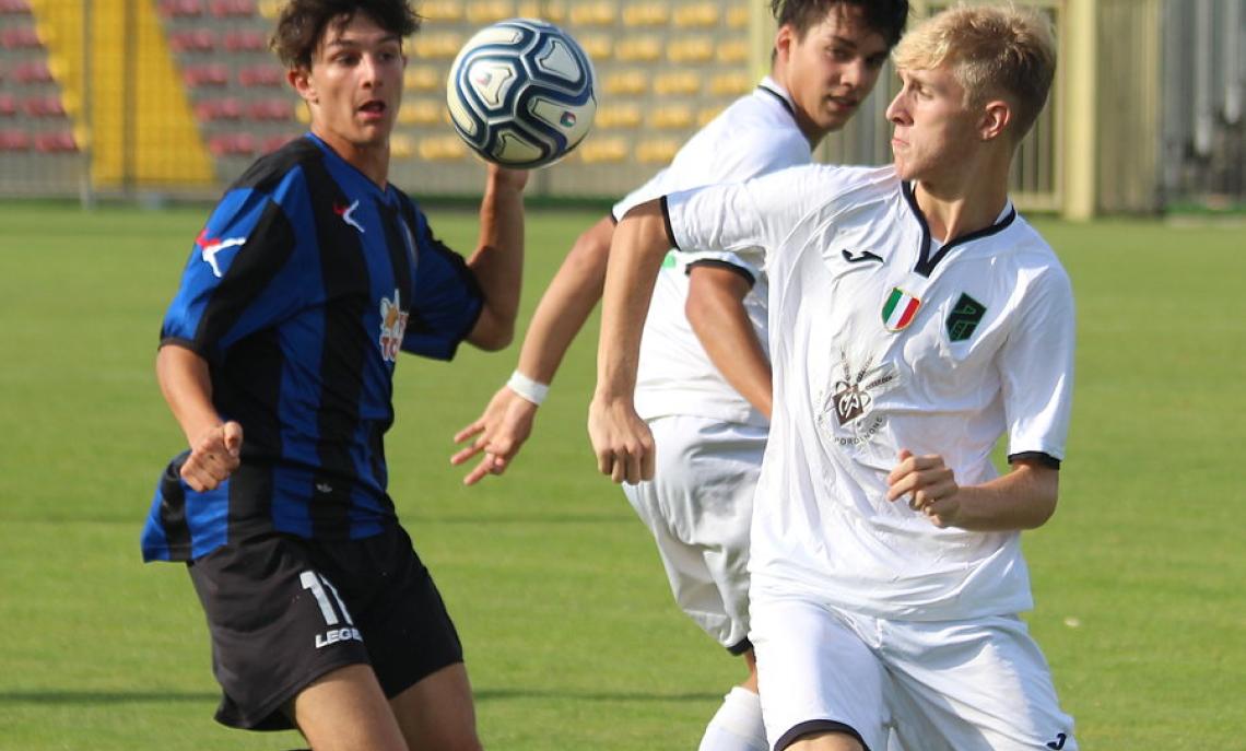 Uno dei tanti duelli con la difesa del Pordenone ingaggiati da Nespoli all'interno di Pordenone-Renate