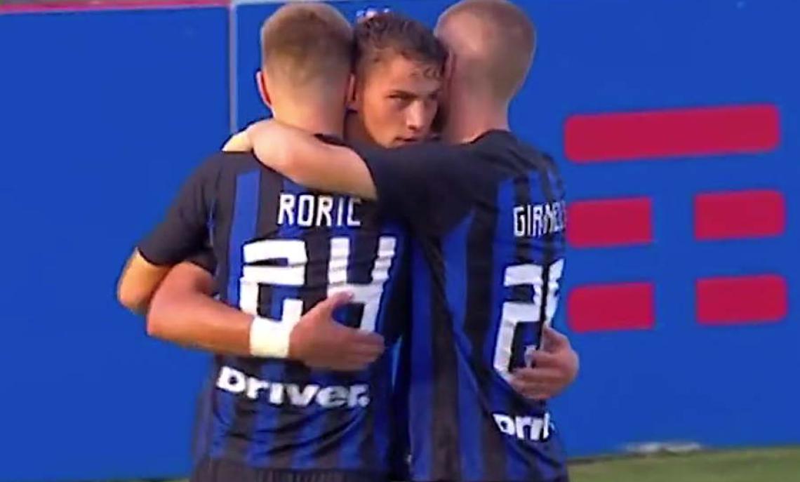 Sebastiano Esposito festeggia dopo il 3-0