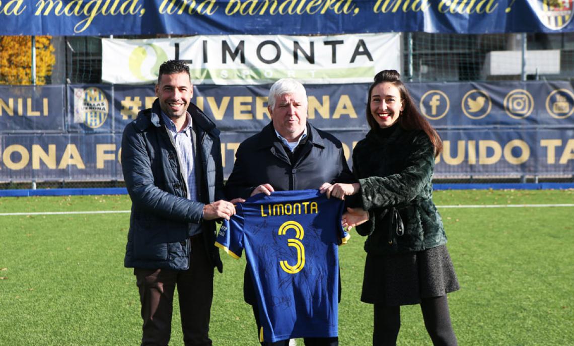 Credits: Hellas Verona – Nella foto da sinistra: Dario Delcarro (Technical Department – Responsabile di commessa – Limonta Sport SpA), Stefano Cacciatori, (stadium manager dell' Hellas Verona) – Liz Melli (Marketing & Communications Manager Limonta Sport SpA)