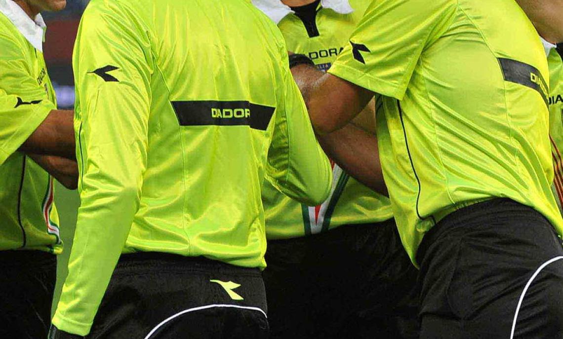 Scandalo nel Calcio: ancora l'ombra delle scommesse. La squalifica di un arbitro rischia di essere una voragine