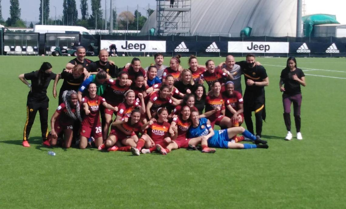 La Roma esulta dopo la finale di Coppa Italia raggiunta ai danni della Juventus
