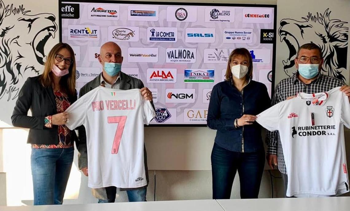 La Vice Presidente della Pro Vercelli, Anita Angiolini con il Presidente Piemonte Sport Luca Sagristano, Domenico Limardi e Laura Sartirana (foto Fb F.C. Pro Vercelli 1892)