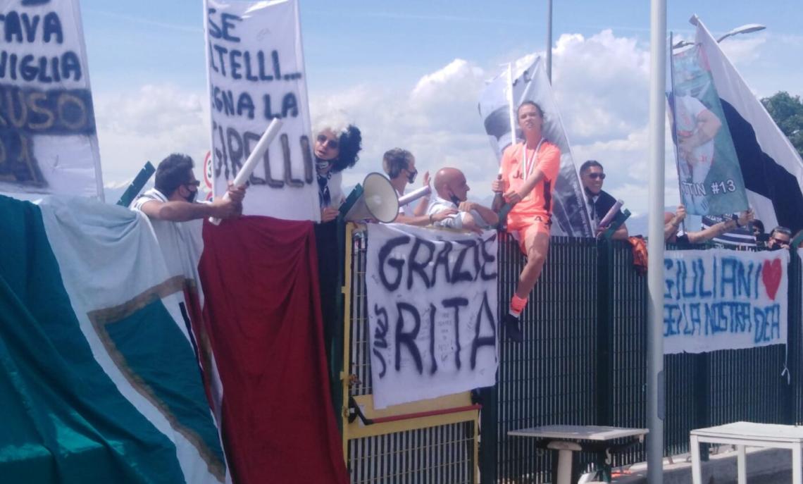 Doris Bacic festeggia con i tifosi dopo Juventus-Inter