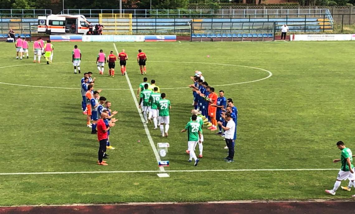 Folgore Caratese-Gozzano Serie D foto pasillo de honor