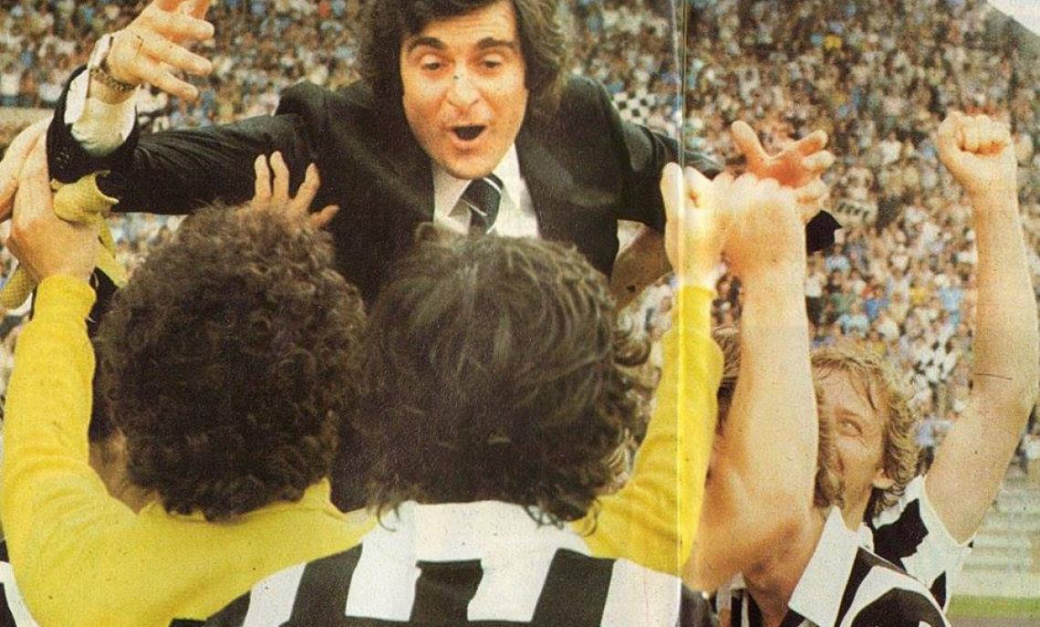 Massimo Giacomini festeggia coi giocatori la promozione in A del 1979 (foto wikipedia.org)