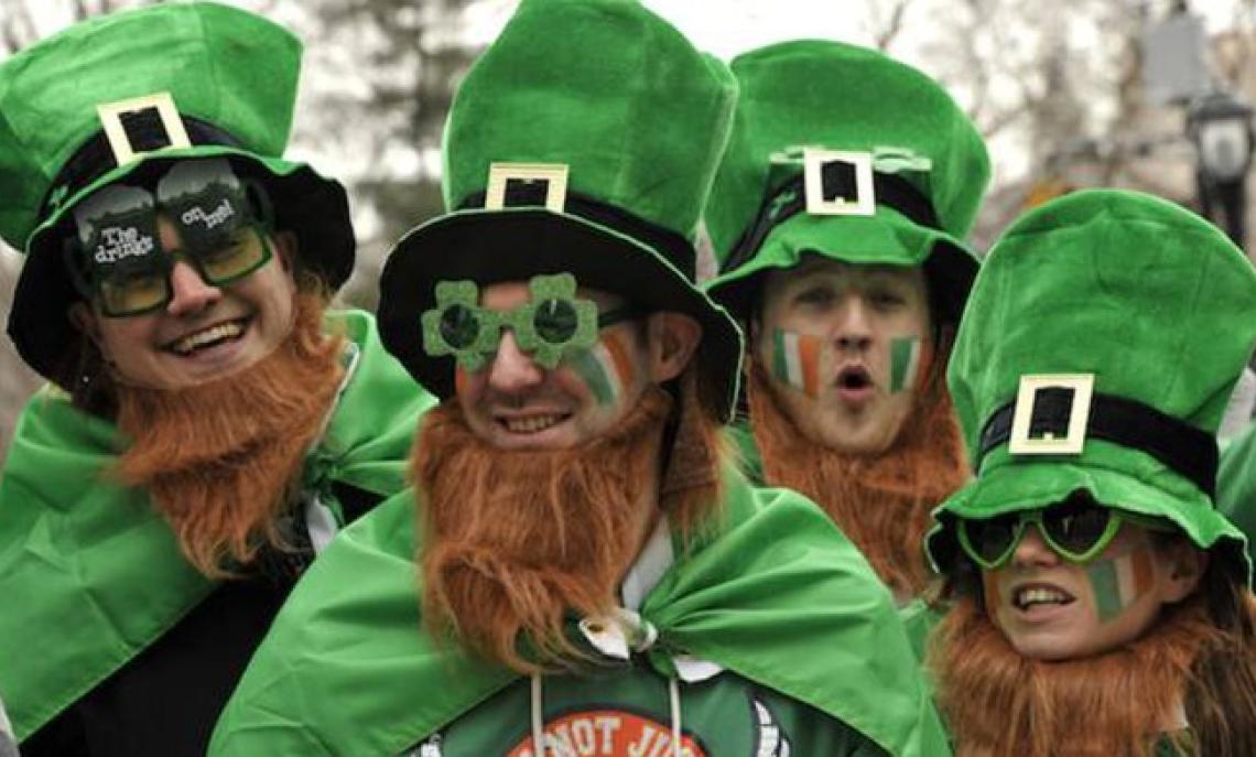 Travestimenti da folletto per festeggiare San Patrizio