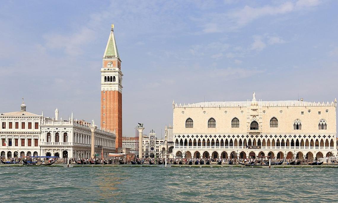 Venezia, il campanile di San Marco con il Palazzo Ducale
