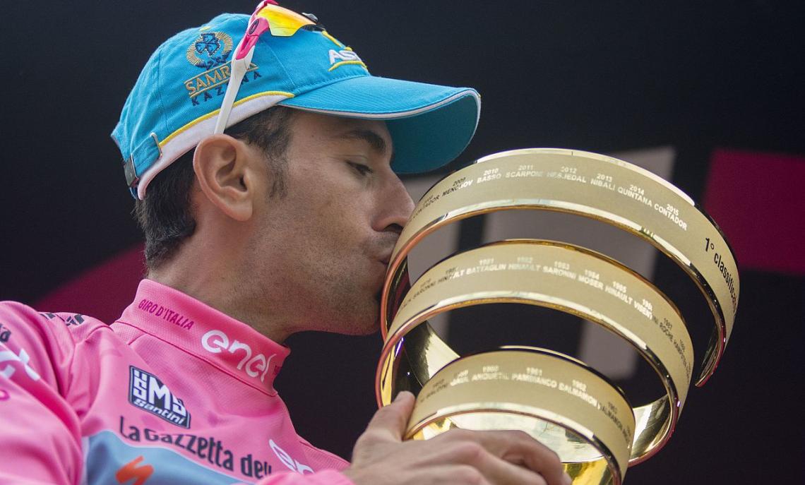 Vincenzo Nibali conquista il Giro d'Italia nel 2016 (foto wikipedia.org)