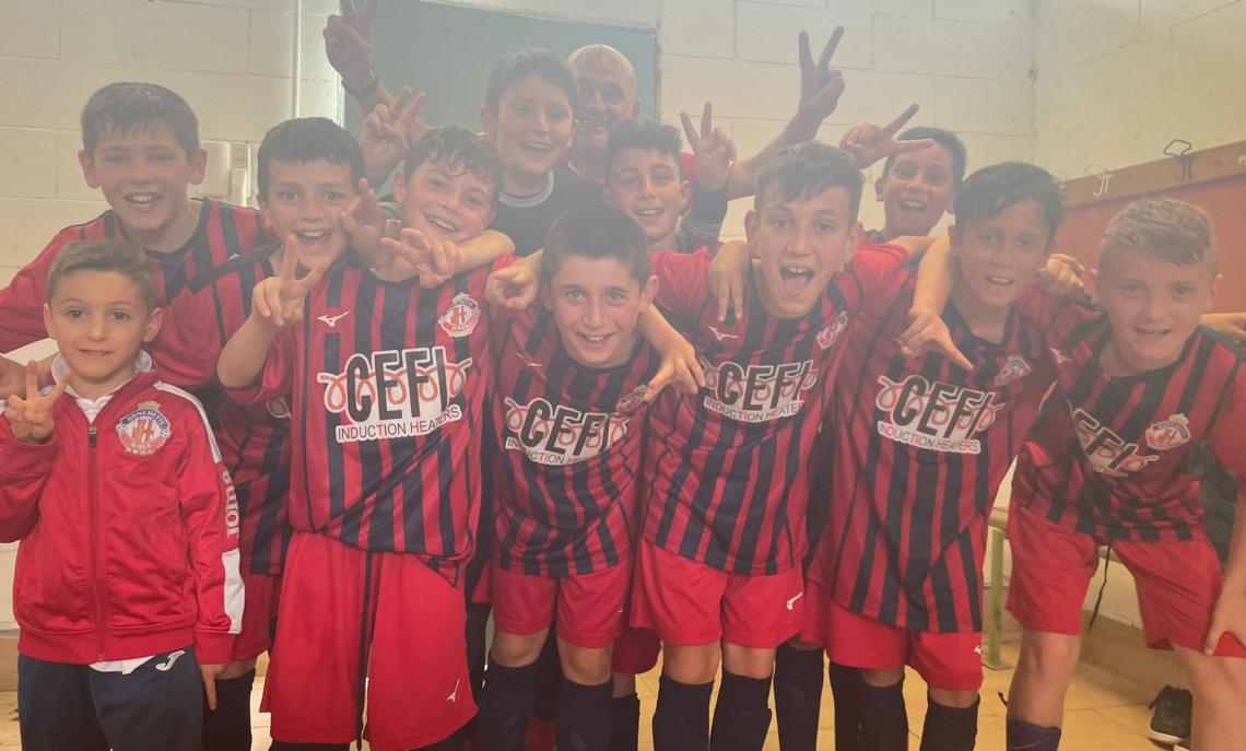 I ragazzi dell'Ivrea Banchette e del L84 durante l'ingresso in campo.