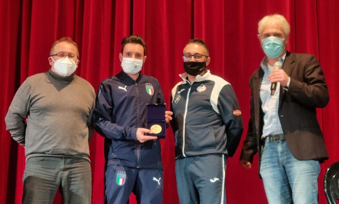 Roberto Natale riceve la medaglia di riconoscimento per la Scuola Calcio Elite