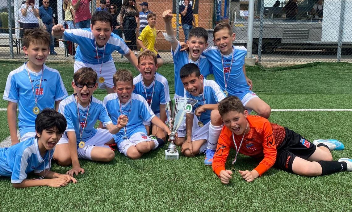 Quattro gol e le manone di Sigliano: il Palio dei Quartieri è azzurro