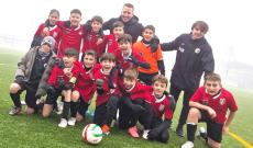 Campioni oltre i colori: le due squadre rivali del paese hanno vinto insieme lo stesso campionato