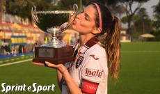 Coppa Italia Eccellenza Femminile: Torino-Academy Abatese 4-0, il capitano granata Brigitta Aghem bacia la Coppa Italia (foto Cassarà)