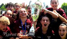 Under 19 Femminile, Coppa Piemonte finale, Moncalieri-Torino 4-5: Emma Nota e Martina Armellini alzano la Coppa con tutta la squadra (foto Cassar&agrave;)