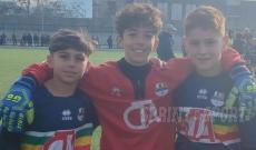 Un rigore del vice capitano e il portiere li fanno volare in vetta: ora testa al confronto diretto