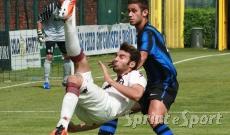 Simone Benedetti ai tempi della Primavera dell'Inter dopo il suo passaggio in nerazzurro dal Torino. In foto in un duello col suo ex compagn e altro figlio d'arte, Gianmario Comi