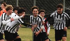 Il gol all'ultimo respiro riprende il big match! Festa bianconera e podio saldo