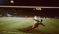 Settantamila persone a spingere e una citt&agrave; intera a pregare, un portiere che balla sulla riga, un pallone che scheggia la traversa e il silenzio incredulo di chi perde tutto nel proprio salotto