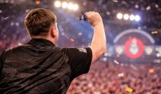 Luke Littler, il miliardario del bullseye: il ragazzo che sta cambiando per sempre le freccette