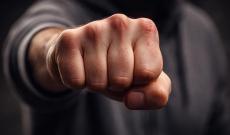 Genitore entra in campo e colpisce con un pugno il dirigente avversario