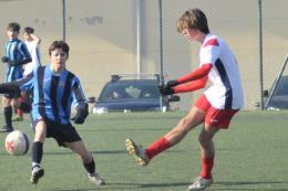 Il tocco è con la mano, lui va dall'arbitro e fa annullare la sua rete