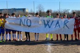 San Fruttuoso si tinge di giallo e blu e dice di no alla guerra