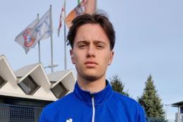 La capolista frena nel derby, lui fa tripletta e tiene aperto il campionato