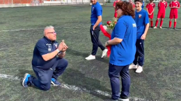 «Mi vuoi sposare?», proposta di matrimonio nel cerchio di centrocampo [VIDEO]