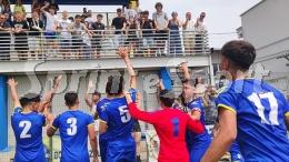 Testata ad un ragazzo, arrivano i carabinieri e il dirigente se la dà a gambe