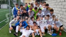 Tre cartellini rossi e finale teso, ma i rossoblù festeggiano la salvezza