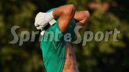 Fischia il fallo, l'azione prosegue con un gol e l'arbitro lo convalida: partita da rigiocare